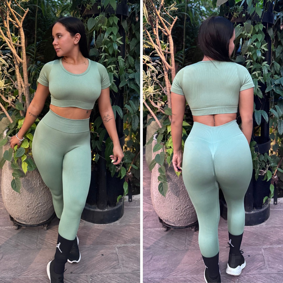 SET SEAMLESS LEGGINS + BLUSA